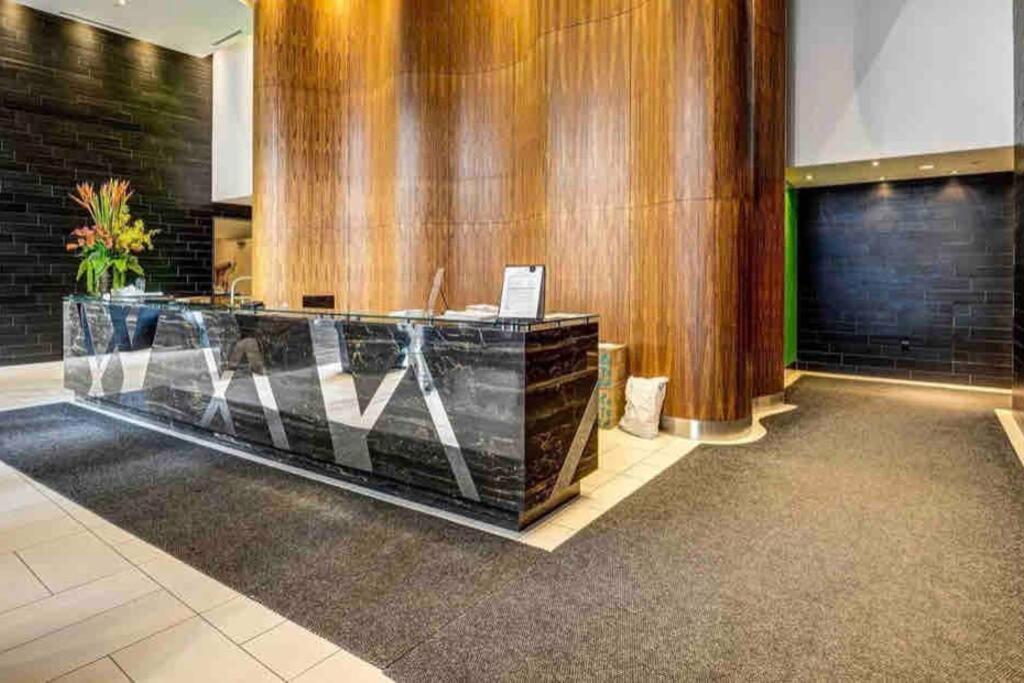 Upscale Downtown Toronto Condos By Cn Tower Экстерьер фото