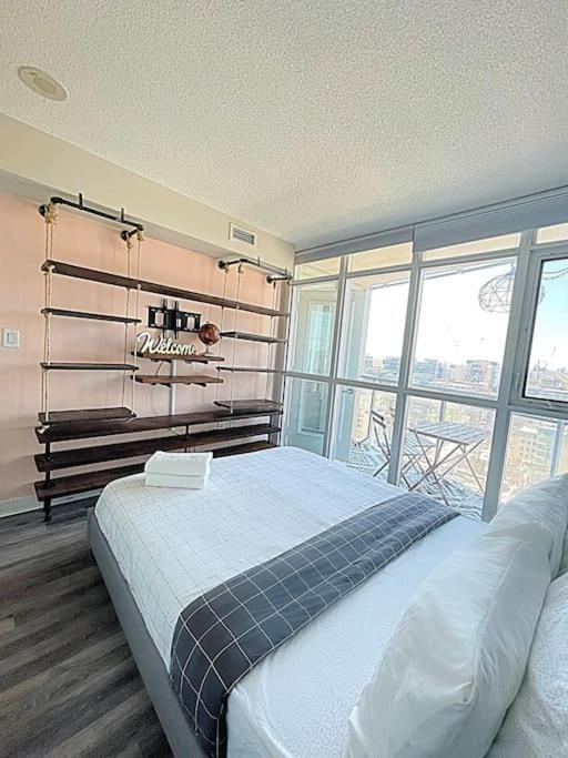 Upscale Downtown Toronto Condos By Cn Tower Экстерьер фото