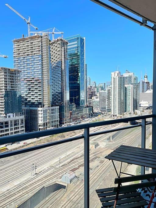 Upscale Downtown Toronto Condos By Cn Tower Экстерьер фото